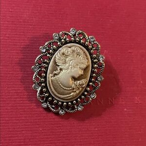 Vintage-Inspired Cameo Brooch Necklace Pendant - Gold Tone